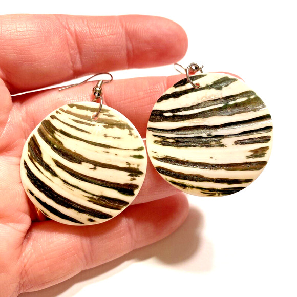 Carved Shell Pierced Earrings Drop & Dangle Design Polished Black & White Rounds - Picture 3 of 5